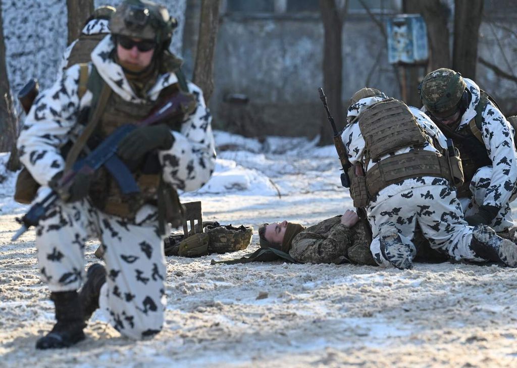 Sejumlah tentara tengah mengikuti latihan taktis yang digelar bersama oleh Kementerian Dalam Negeri Ukraina, Garda Nasional Ukraina, dan Kementerian Darurat di kota Pripyat, dekat Pembangkit Listrik Tenaga Nuklir Chernobyl pada 4 Februari 2022.