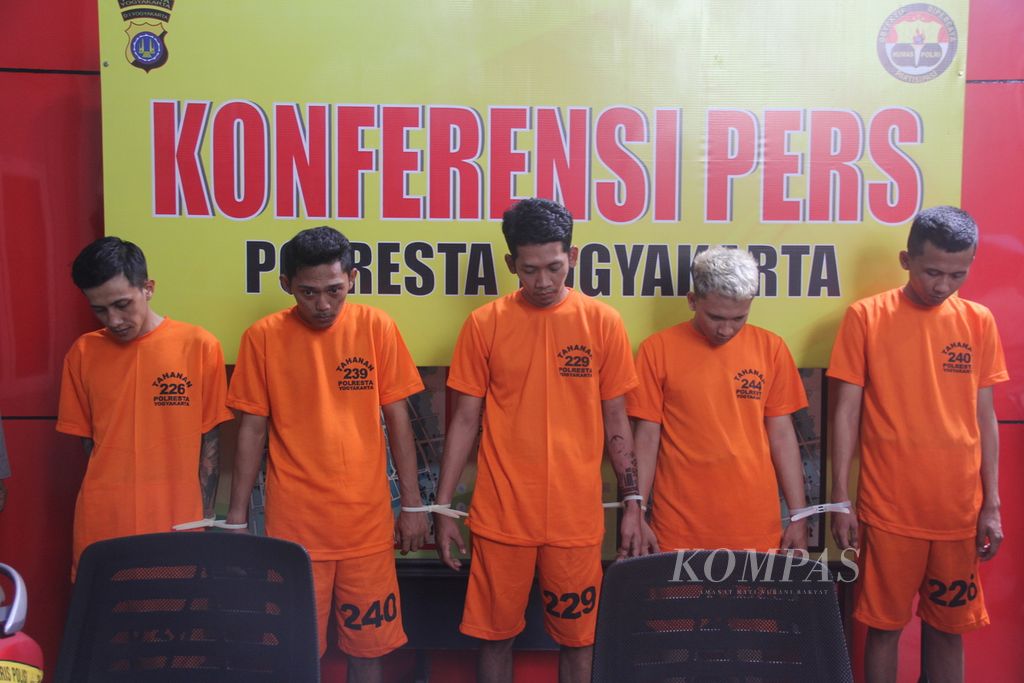 Sejumlah pelaku kekerasan jalanan dihadirkan dalam konferensi pers di Kantor Kepolisian Resor Kota Yogyakarta, Daerah Istimewa Yogyakarta, Jumat (10/2/2023). 