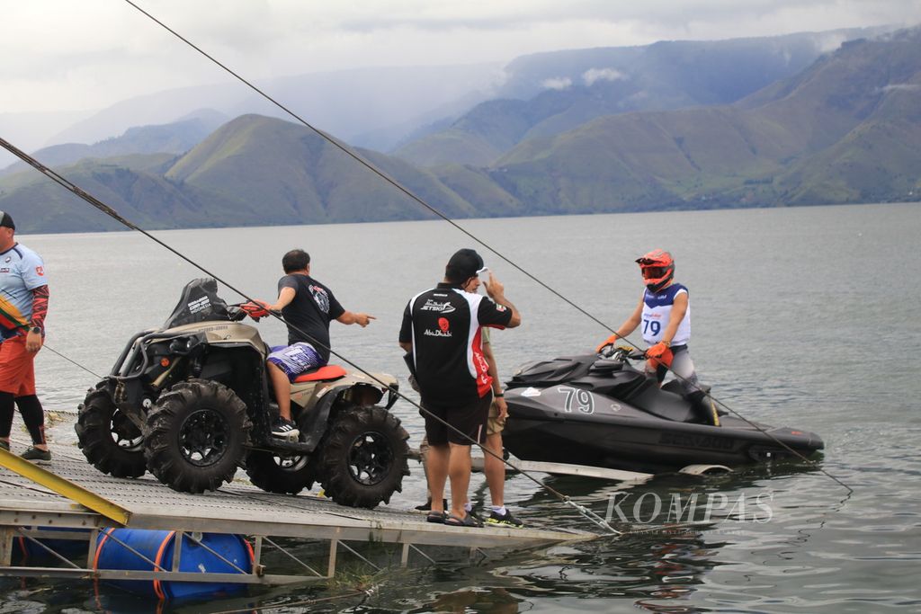Para pebalap Aquabike Jetski World Championship 2023 menjajal lintasan balap dalam uji coba di Danau Toba, Kabupaten Samosir, Sumatera Utara, Selasa (21/11/2023). 