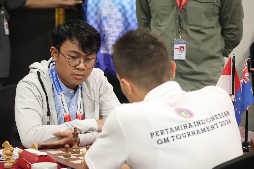 IM chess player Aditya Bagus Arfan (left) held GM Temur Kuybokarov from Australia to a draw in the third round of the Pertamina Indonesia GM Tournament 2024, on Thursday (24/4/2024), at the Artotel Hotel in Jakarta.