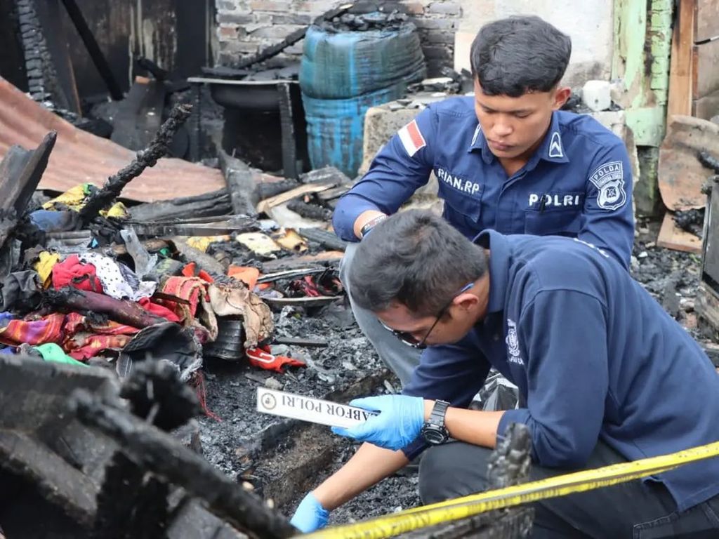 Tim Bidang Laboratorium Forensik Polda Sumatera Utara melakukan olah TKP kebakaran rumah yang menewaskan wartawan Tribrata.tv, Sempurna Pasaribu, dan tiga anggota keluarganya di Jalan Nabung Surbakti, Kecamatan Kabanjahe, Kabupaten Karo, Sumut, Kamis (27/6/2024).