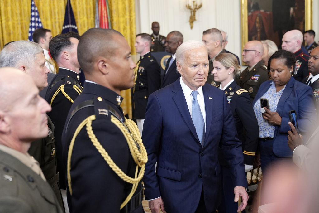 Presiden Amerika Serikat Joe BIden berjalan memasuki ruang resepsi di Gedung Putih, Washington, Rabu (3/7/2024). Sejumlah orang dekat dan donor Partai Demokrat meminta Biden mundur dari pencalonannya sebagai presiden pada pemilihan November 2024. 