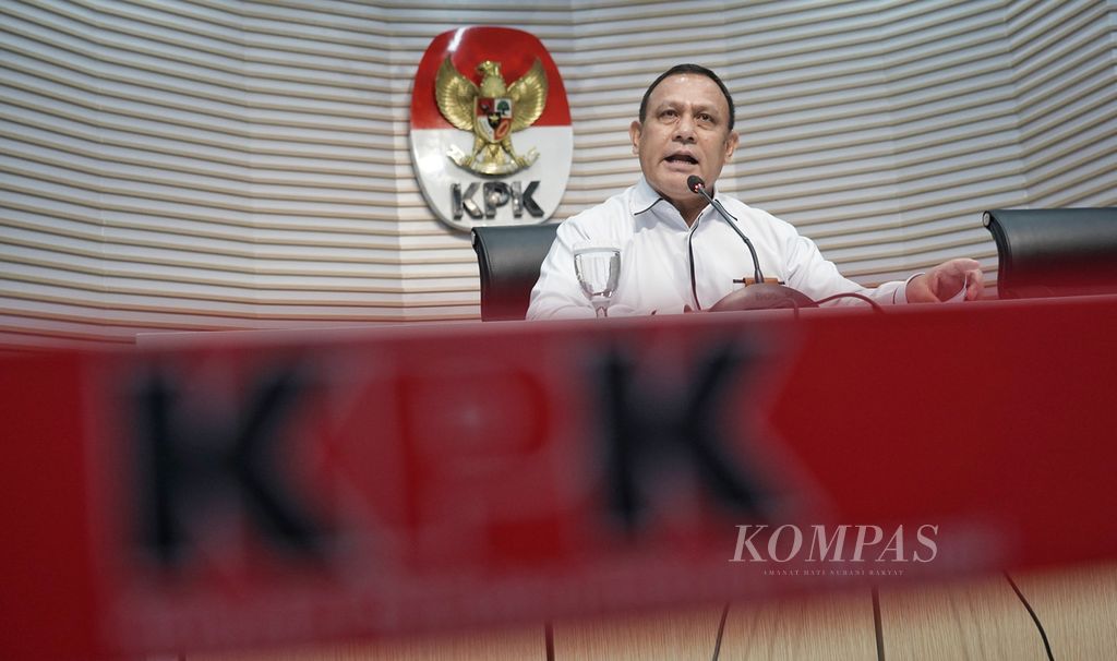Ketua Komisi Pemberantasan Korupsi (KPK) Firli Bahuri ketika menggelar konferensi pers di Gedung Merah Putih KPK, Jakarta, Senin (20/11/2023).  