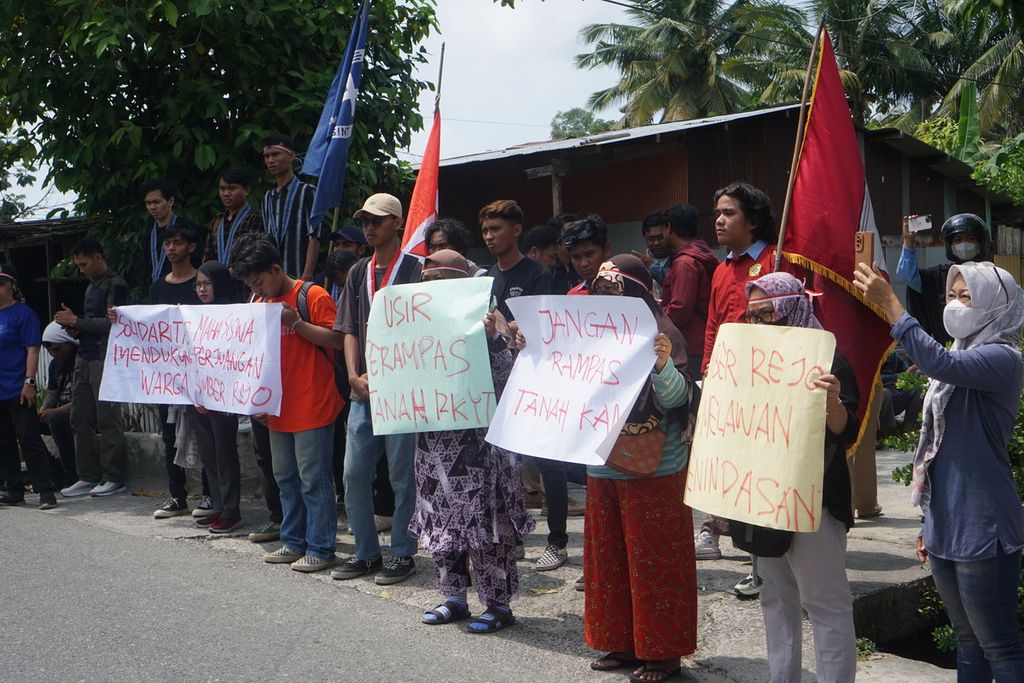 Puluhan warga berunjuk rasa saat pemeriksaan setempat dalam kasus perdata sengketa lahan antara puluhan warga Balikpapan dan Kodam Mulawarman di Kelurahan Sumber Rejo, Kecamatan Balikpapan Tengah, Kota Balikpapan, Kalimantan Timur, Jumat (1/9/2023).