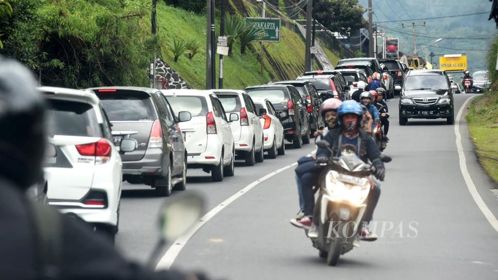 ILUSTRASI. Kemacetan kendaraan terjadi di Jalan Raya Puncak, Kecamatan Cisarua, Kabupaten Bogor, Jumat (30/12/2016).