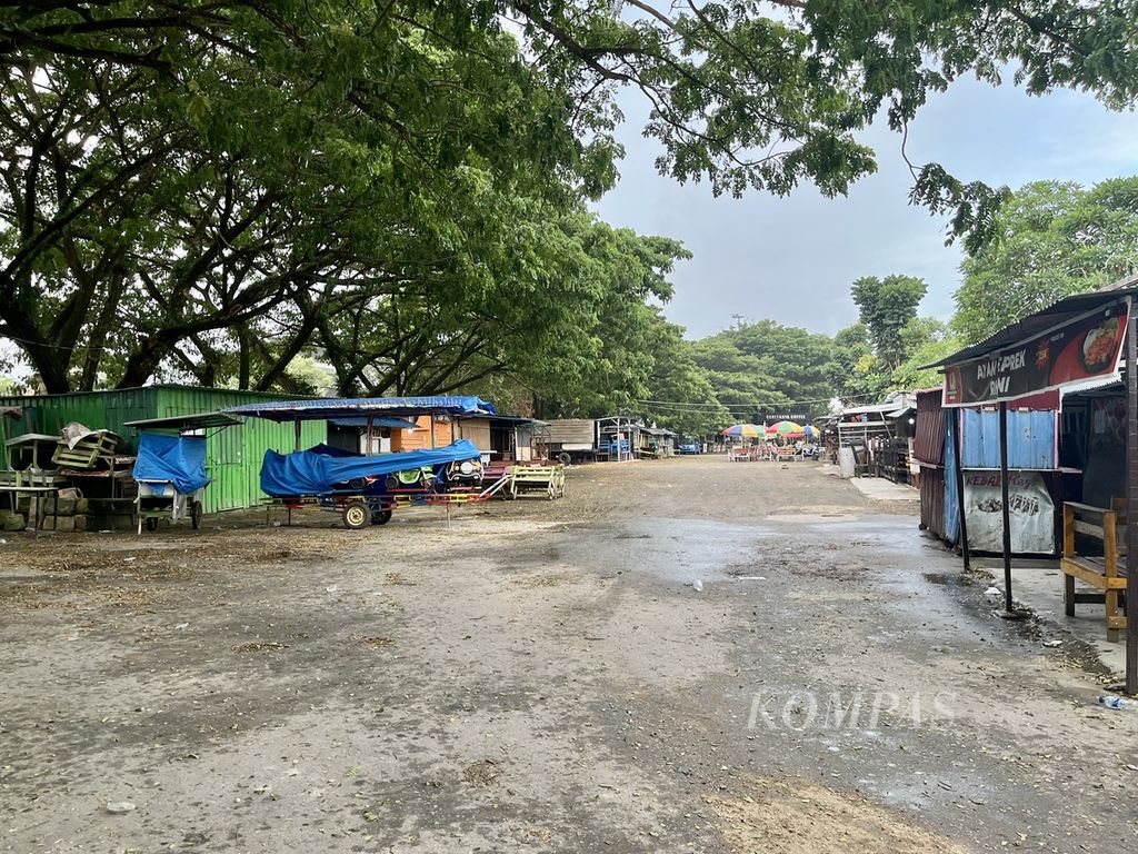 Several merchants in the Religious Monument area, formerly known as MTQ in Kendari, Southeast Sulawesi, closed on Wednesday (24/4/2024) following rumors of regulation enforcement. This five-hectare area is the center of activities for Kendari residents, from morning until night.