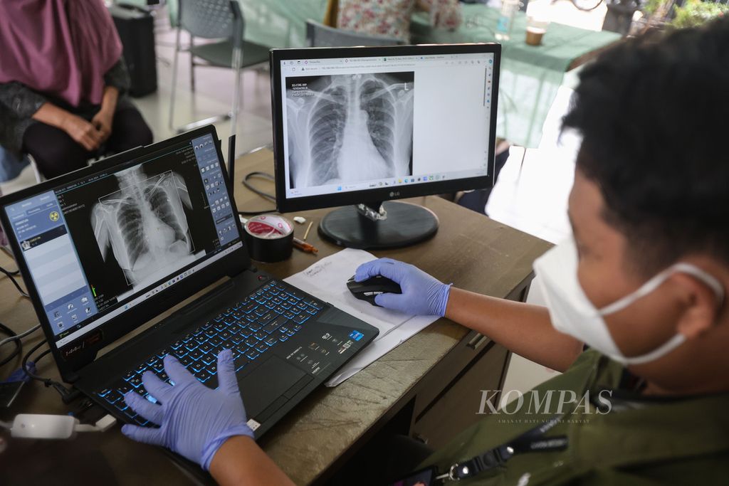 Petugas kesehatan mendata hasil rontgen warga yang mengikuti skrining TBC di RPTRA Pinang Pola, Kecamatan Cilandak, Jakarta, Kamis (18/1/2024).