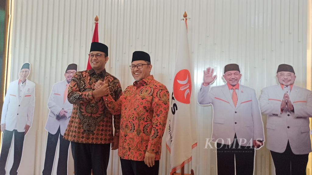 Calon presiden yang diusung Partai Nasdem, Anies Rasyid Baswedan (kanan), dan Wakil Ketua Majelis Syuro Dewan Pimpinan Pusat Partai Keadilan Sejahtera Ahmad Heryawan menunjukkan kedekatan di DPP PKS, Jakarta, Minggu (30/10/2022).