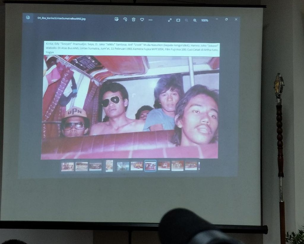 Salah satu foto Jokowi semasa kuliah yang ditampilkan, Jumat (21/10/2022).