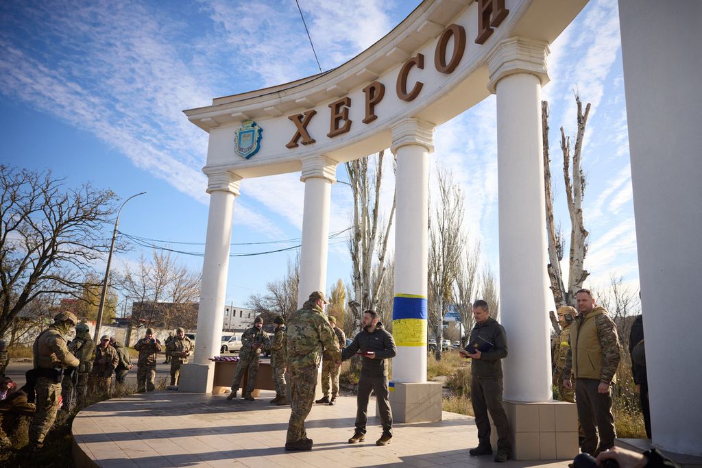 Presiden Ukraina Volodymyr Zelenskyy dan sejumlah pejabat Ukraina mendatangi Kherson, Senin (14/11/2022). Lawatan itu untuk merayakan penarikan pasukan Rusia dari kota tersebut.