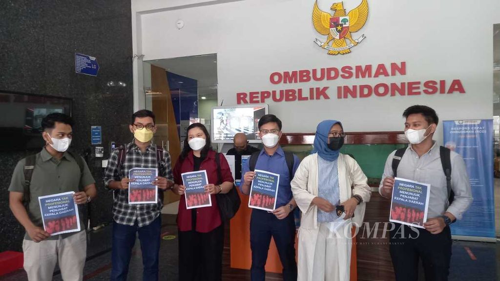 Masyarakat sipil yang terdiri dari Komisi untuk Orang Hilang dan Korban Tindak Kekerasan (Kontras), Indonesia Corruption Watch (ICW), dan Perkumpulan untuk Pemilu dan Demokrasi (Perludem) mengadukan dugaan malaadministrasi dalam proses penentuan penjabat kepala daerah oleh Kementerian Dalam Negeri ke Ombudsman RI di Jakarta, Jumat (3/6/2022).