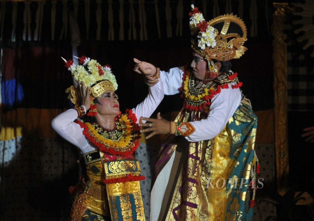 Pentas drama tari <i>Calon Arang</i> oleh Sanggar Gita Lestari di Bentara Budaya Jakarta, Kamis (21/7). Cerita <i>Calon Arang </i>berlatar zaman Kerajaan Kediri yang bertemakan pertentangan kejahatan melawan kebaikan.