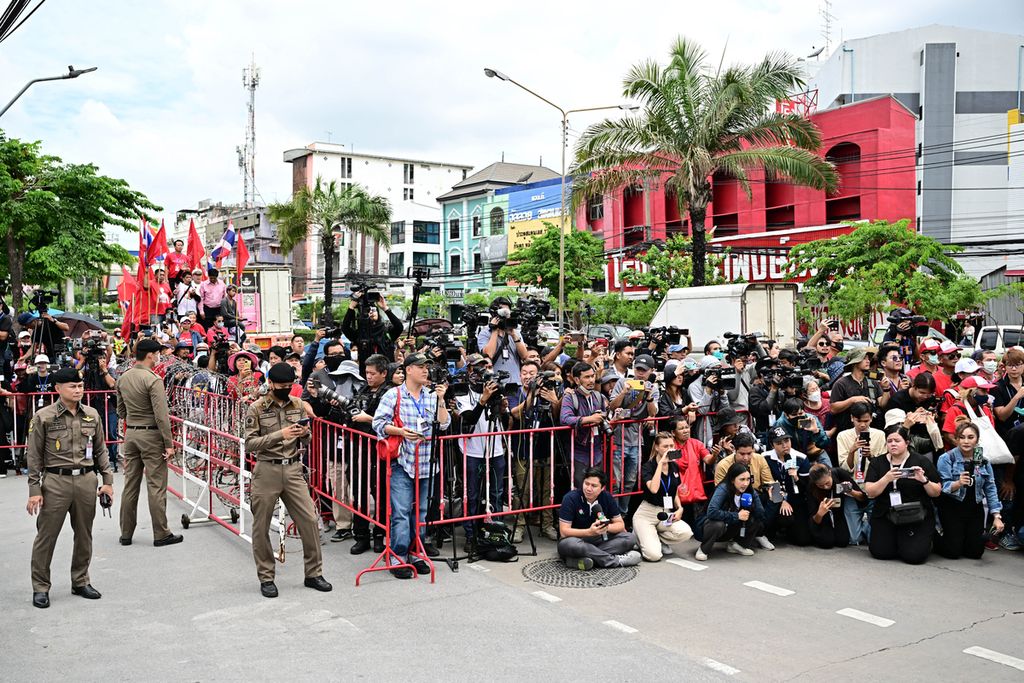 Perwakilan media menunggu konvoi mantan Perdana Menteri Thailand Thaksin Shinawatra di luar Penjara Pusat Klong Prem di Bangkok, Thailand, Selasa (22/8/2023). 