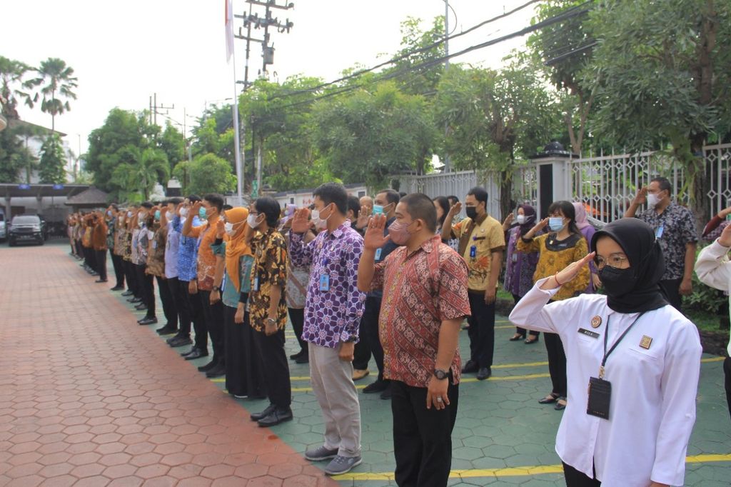 Suasana apel pegawai di Kantor Wilayah Kementerian Hukum dan Hak Asasi Manusia Jawa Timur, Kamis (1/12/2022).