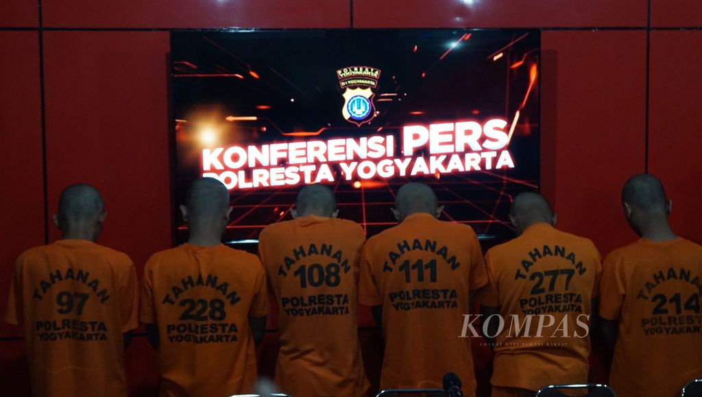 Sejumlah anak muda pelaku pengeroyokan dihadirkan dalam jumpa pers, di Polres Kota Yogyakarta, DIY, Minggu (26/3/2023). Sebanyak 15 anak muda ditangkap dalam kasus tersebut.