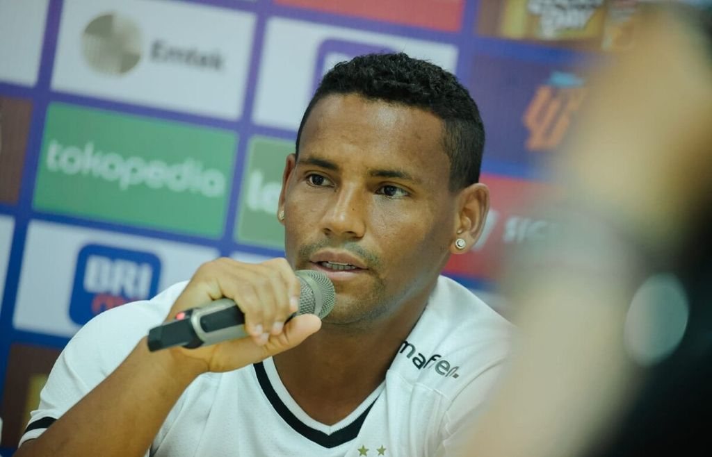 Dokumentasi Bali United menampilkan pemain Eber Henrique Ferreira de Bessa dalam jumpa pers pada Selasa (24/1/2023).