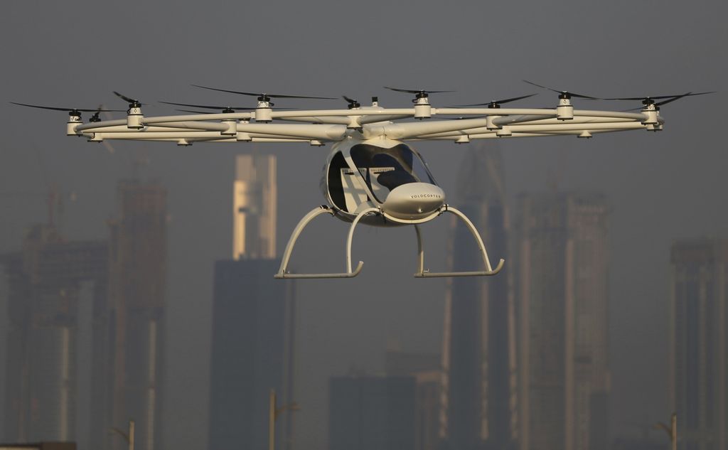 Dalam foto 26 September 2017 ini, prototipe Volocopter uji terbang di  kota Dubai, Uni Emirat Arab. Dubai berharap suatu hari memiliki taksi terbang tanpa pilot yang melesat di antara gedung pencakar langitnya. Baru minggu ini, negara kota di Uni Emirat Arab menjadi tuan rumah bagi kru dari perusahaan Jerman Volocopter, yang memiliki prototipe dua kursi listrik bertenaga baterai lepas landas dan mendarat. Dubai akan memiliki aturan dalam lima tahun ke depan agar pesawat siap terbang secara teratur. 