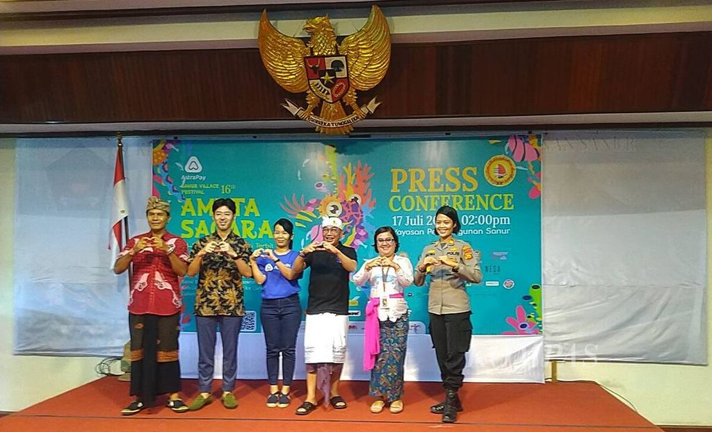 Sesi foto bersama dalam konferensi pers AstraPay Sanur Village Festival 2023 di Sanur, Kota Denpasar, Bali, Senin (17/7/2023). Festival di Sanur tahun ini mengangkat tema ”Amrta Sagara”.