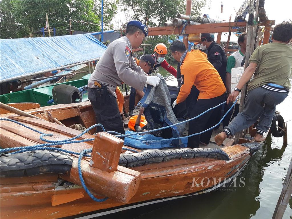Tim SAR gabungan bersama nelayan mengevakuasi jasad Rasjah (36), warga yang tenggelam, di perairan Desa Ilir, Kecamatan Kandanghaur, Kabupaten Indramayu, Jawa Barat, Jumat (7/6/2019). Rasjah bersama istrinya, Darnengsih (29), tewas tenggelam, Kamis sore.