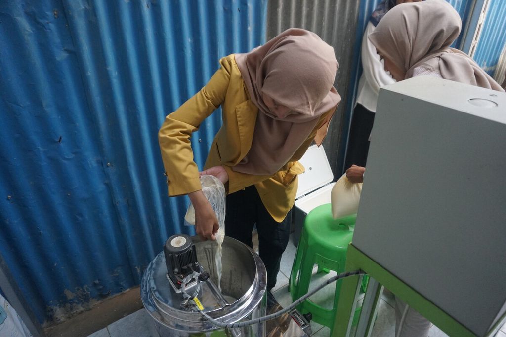 Mahasiswa dan mahasiswi bersama tim dosen Universitas Jenderal Soedirman Purwokerto mengembangkan bunga kecombrang untuk perasa alami yogurt, Jumat (8/9/2023).