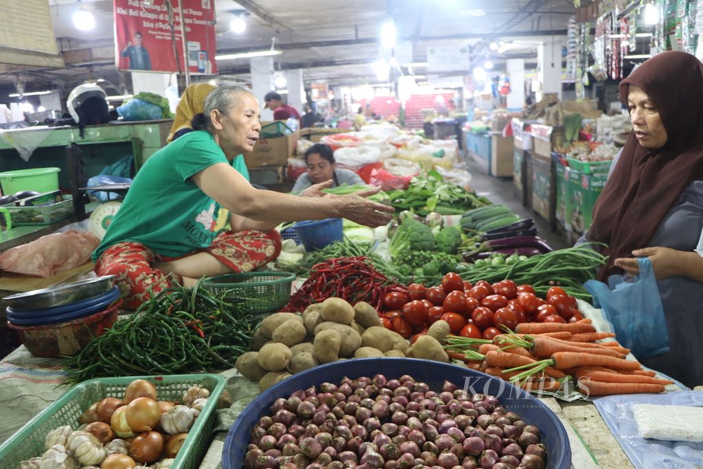 Warga beraktivitas di Pasar Petisah, Medan, Sumatera Utara, Rabu (24/8/2022). Harga bahan pokok seperti cabai merah, daging ayam ras, dan telur ayam ras mengalami kenaikan cukup tinggi.