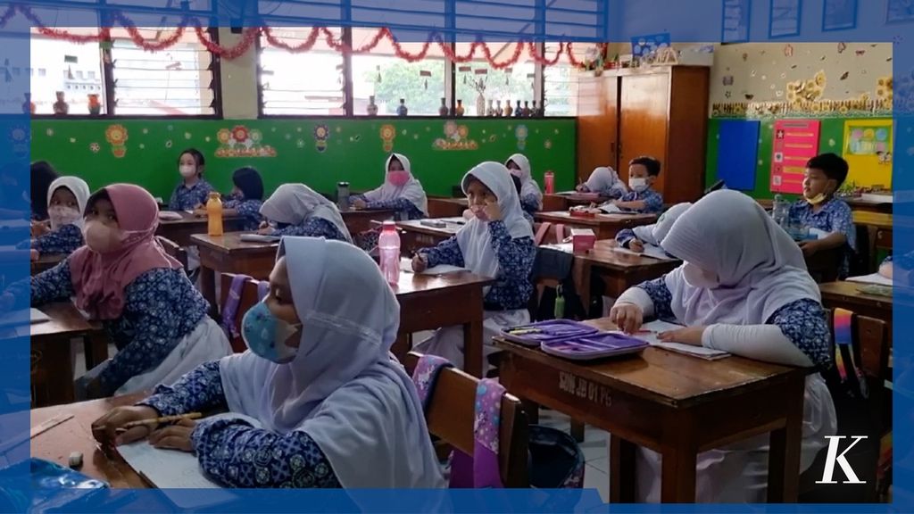 Setelah libur Lebaran, semua sekolah di Jakarta kembali melaksanakan pembelajaran tatap muka dengan kapasitas 100 persen. Pada hari pertama PTM, Kamis (12/5/2022), pihak sekolah memperketat aturan protokol kesehatan, mulai dari penggunaan masker, mencuci tangan, hingga pengecekan suhu.