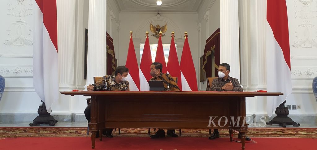 Presiden Joko Widodo, Menteri Koordinator Bidang Perekonomian Airlangga Hartarto (kiri), dan Menteri ESDM Arifin Tasrif mengumumkan larangan ekspor bauksit di Istana Merdeka, Jakarta, Rabu (21/12/2022). 