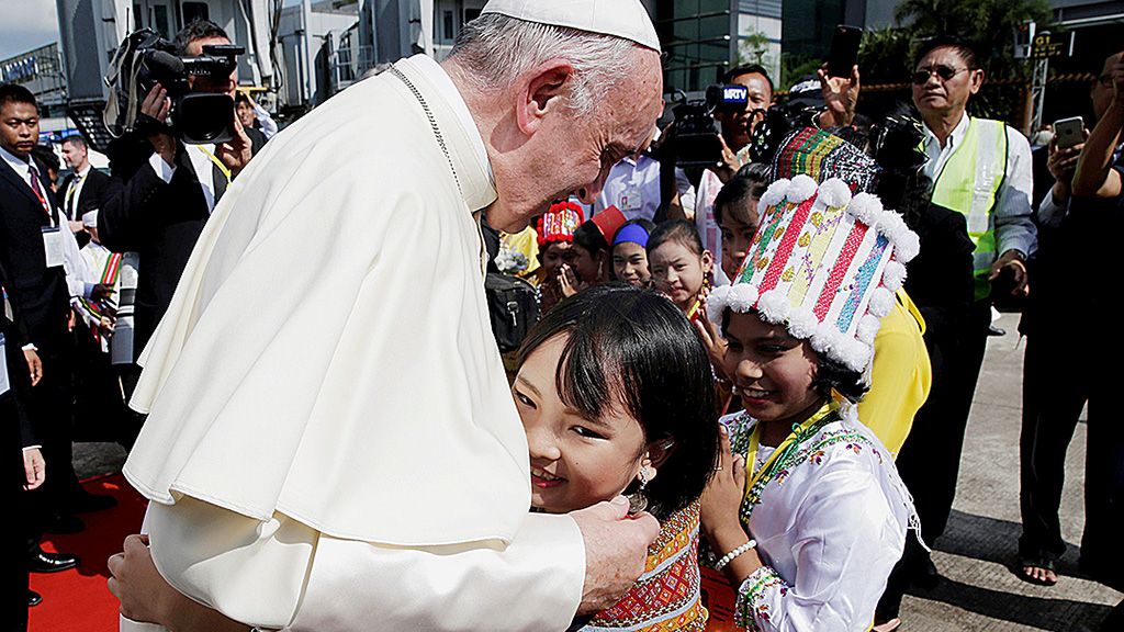 Seorang anak perempuan  memeluk hangat Paus Fransiskus, Senin (27/11), ketika Paus tiba di Bandara Internasional Yangon, Myanmar.