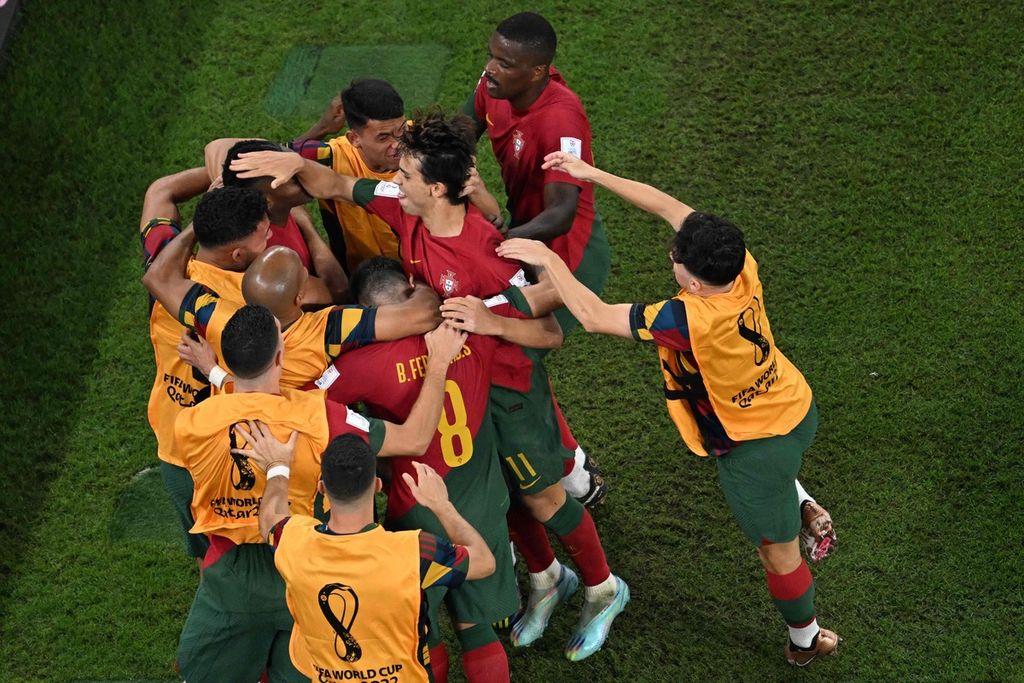 Penyerang Portugal, Rafael Leao (tidak tampak), bersama rekan setimnya merayakan gol yang ketiga dalam pertandingan Grup H Piala Dunia Qatar 2022 antara Portugal dan Ghana di Stadion 974, Doha, Qatar, Kamis (24/11/2022).