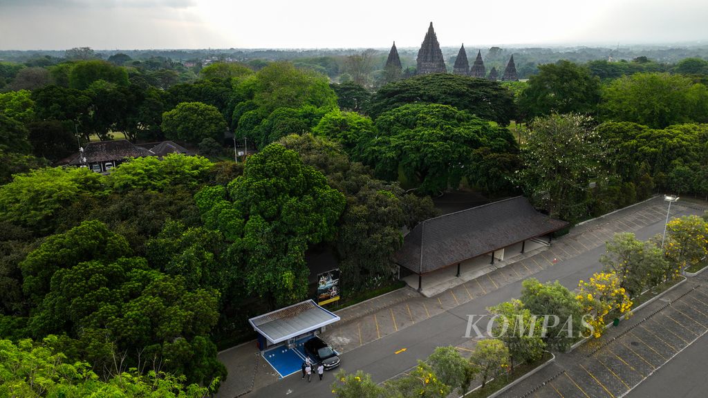 Stasiun Pengisian Kendaraan Listrik Umum (SPKLU) di Kompleks Taman Wisata Candi Prambanan, Yogyakarta, Rabu (7/9/2022). 
