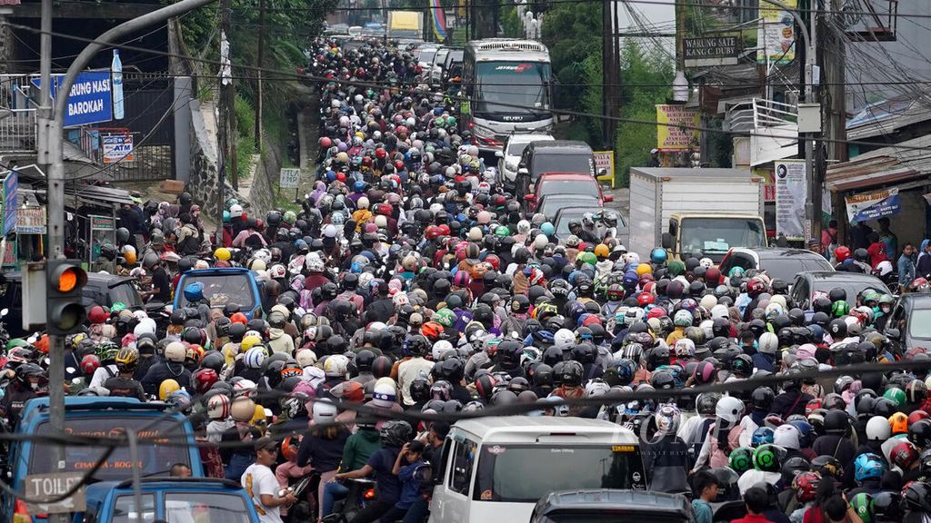 Suasana lalu lintas Jalan Raya Puncak di Tugu, Kabupaten Bogor, Jawa Barat, yang dipadati wisatawan (4/5/2022). Kegiatan liburan tetap dilakukan masyarakat meski perekonomian lesu.