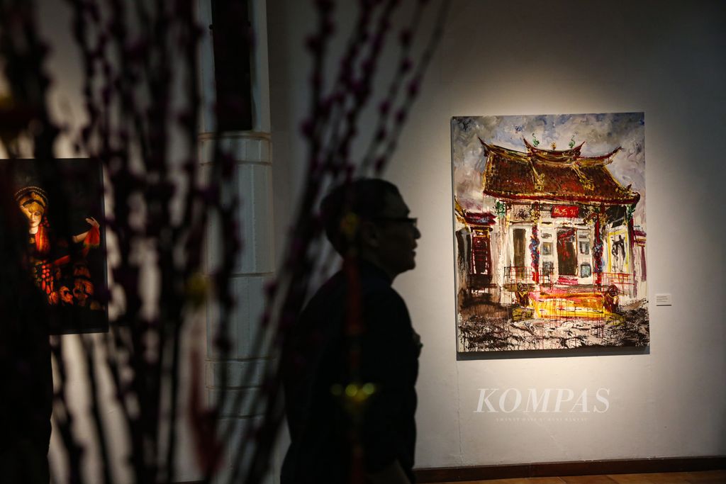 Pengunjung menyaksikan lukisan dalam pameran seni rupa yang mengangkat tema "Merayakan Kebersamaan" di Bentara Budaya Jakarta, Kamis (22/2/2024) malam. 