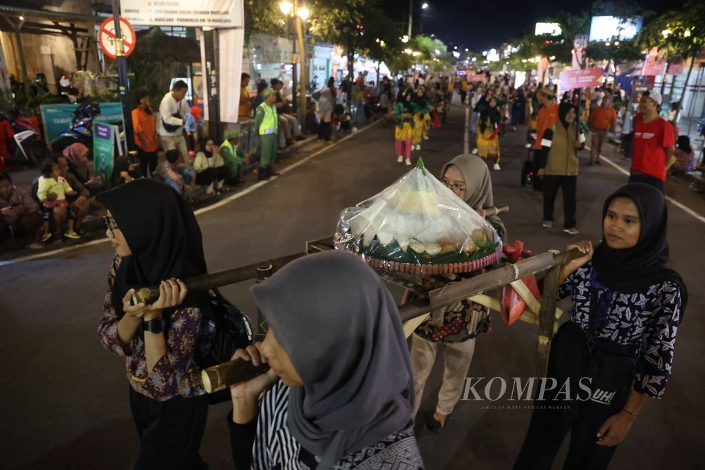 Kirab tumpeng dari sejumlah desa menyemarakkan acara Borobudur Marathon Menyapa di Jalan Medang Kamulan, kawasan Candi Borobudur, Magelang, Jawa Tengah, Sabtu (18/3/2023). 