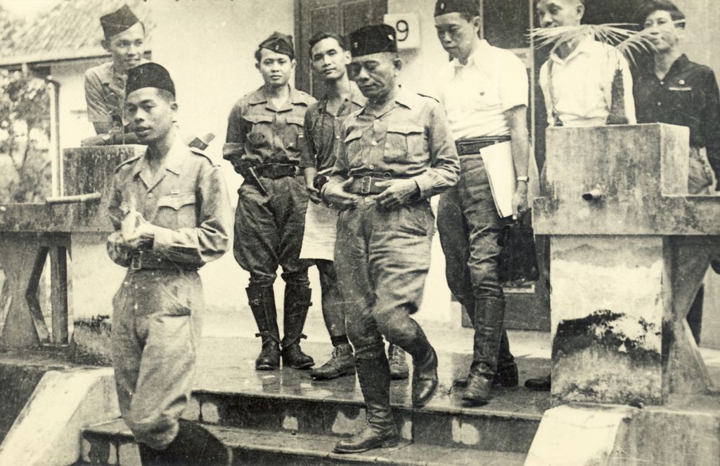 Panglima Besar Jenderal Soedirman dan Letjen Oerip Sumohardjo bersama para perwira TKR.