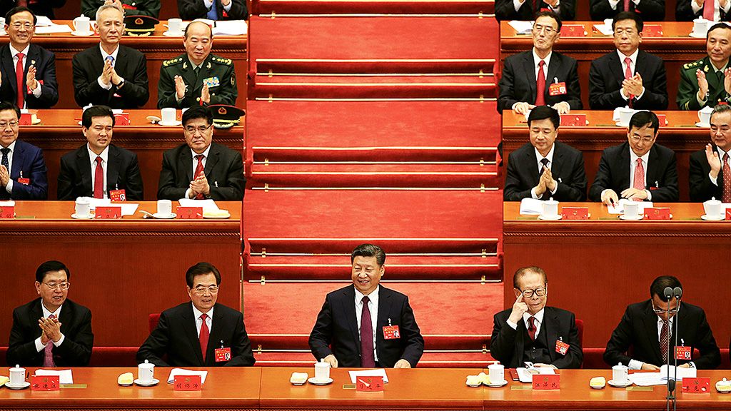 Presiden China Xi Jinping (barisan  depan, tengah) menghadiri pembukaan Kongres Partai Komunis China di Beijing, Rabu (18/10). Selain Xi, mereka yang duduk di barisan  itu ialah (kiri ke kanan) Ketua Komite Tetap Kongres Rakyat Nasional   Zhang Dejiang, mantan Presiden Hu Jintao, mantan Presiden Jiang Zemin, dan PM Li Keqiang.