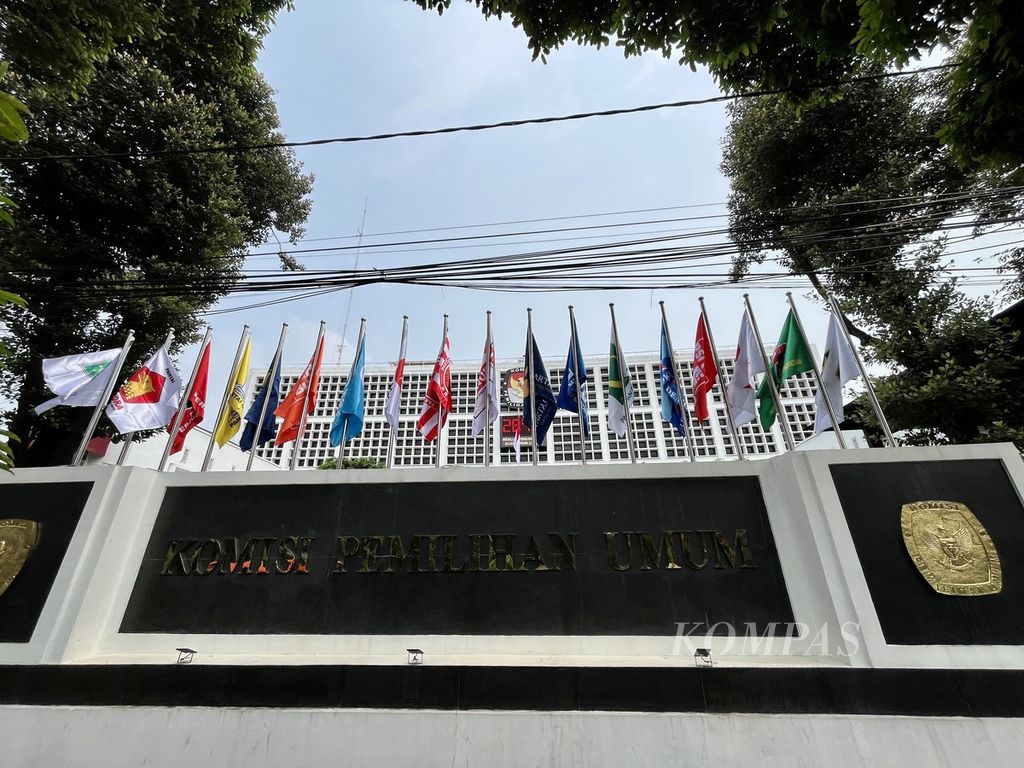 Sebanyak 18 bendera partai politik peserta Pemilu 2024 terpasang di Kantor Komisi Pemilihan Umum, Jakarta, Selasa (2/5/2023). Hingga hari kedua pendaftaran bakal caleg DPR, belum ada satu pun partai politik yang mendaftarkan ke KPU.