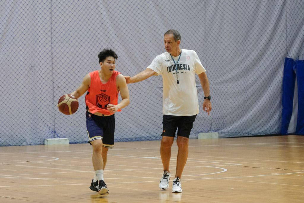 Pelatih kepala tim nasional bola basket Indonesia, Milos Pejic (kanan), dan salah satu pemain debutan di timnas, Antoni Erga, pada sesi latihan timnas basket di GBK Arena, Jakarta, Rabu (21/9/2022). 