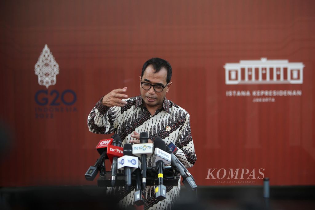 Menteri Perhubungan Budi Karya Sumadi memberikan keterangan kepada wartawan seusai mengikuti rapat dengan Presiden Joko Widodo membahas transportasi umum di Istana Presiden, Jakarta, Rabu (2/11/2022). 