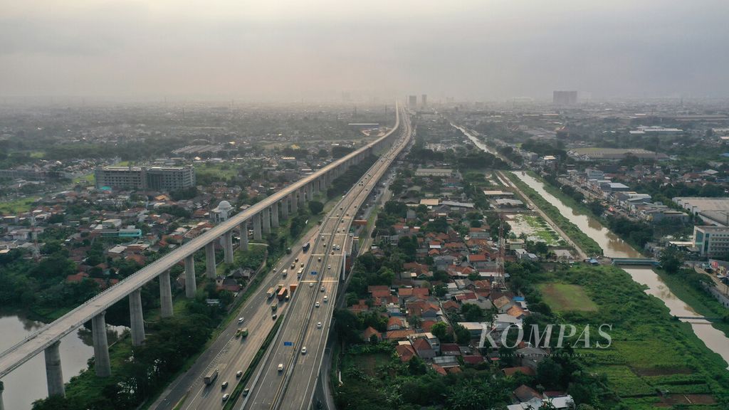 Foto udara arus lalu lintas di Jalan Tol Cikampek dan Jalan Tol Layang MBZ di Tambun Selatan, Kabupaten Bekasi, Jawa Barat, Kamis (7/4/2022). 
