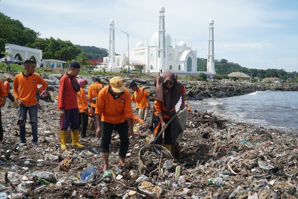 Petugas kebersihan membersihkan Pantai Padang dari tumpukan sampah, di Kelurahan Berok Nipah, Padang, Sumatera Barat, Sabtu (29/4/2023).