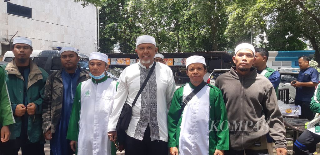 Muhammad Abudan dan sejumlah anggota Khilafatul Muslimin menjenguk 10 pimpinan organisasi mereka yang menjadi tersangka penyebaran ideologi khilafah di Polda Metro Jaya, Jakarta, Senin (3/10/2022). Para tersangka siap diadili di Pengadilan Negeri Bekasi, Jawa Barat.