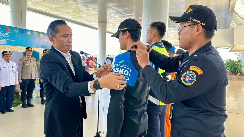Apel pembukaan posko terpadu angkutan udara Lebaran 2024 di Bandara Internasional Syamsudin Noor,Banjarmasin di Banjarbaru, Kalimantan Selatan, Selasa (2/4/2024).