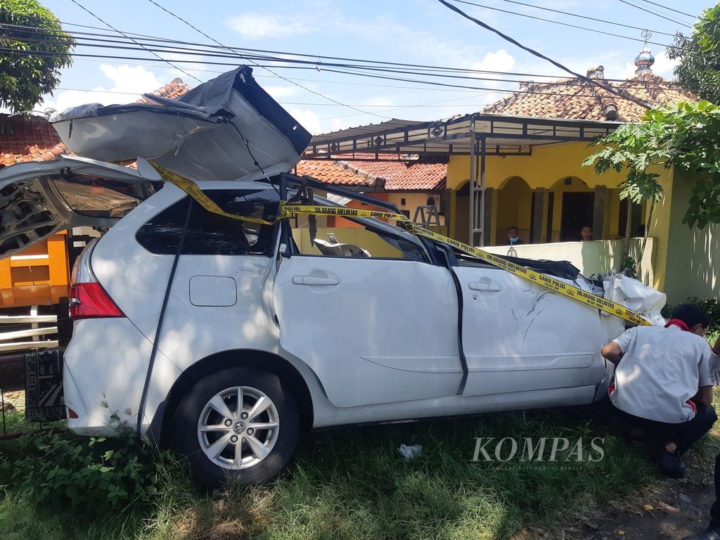 Polisi mengecek mobil Toyota Avanza bernomor polisi G 1031 CC saat olah tempat kejadian perkara kecelakaan maut di jalur pantai utara Gebang, Kabupaten Cirebon, Jawa Barat, Senin (4/4/2022). Kecelakaan maut pada Minggu (3/4) siang itu menyebabkan enam orang tewas. Keenam penumpang diduga pemudik dari Jakarta ke Batang, Jawa Tengah.