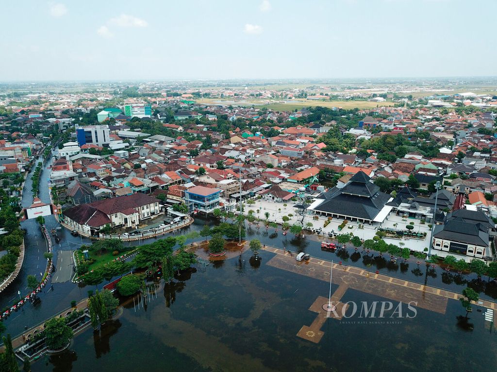 Banjir menggenangi kawasan alun-alun, akses jalan Masjid Agung Demak, serta pertokoan serta perkantoran di Kabupaten Demak, Jawa Tengah, Rabu (20/3/2024).