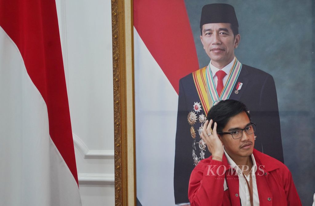 Ketua Umum Partai Solidaritas Indonesia Kaesang Pangarep berdiri di depan foto ayahnya, Presiden Joko Widodo, saat hadir dalam penetapan kakaknya, Gibran Rakabuming Raka, sebagai wakil presiden terpilih pada Rapat Pleno Terbuka Penetapan Pasangan Calon Presiden dan Wakil Presiden Terpilih Pemilu Tahun 2024 di Gedung KPU RI, Jakarta, Rabu (24/4/2024). 