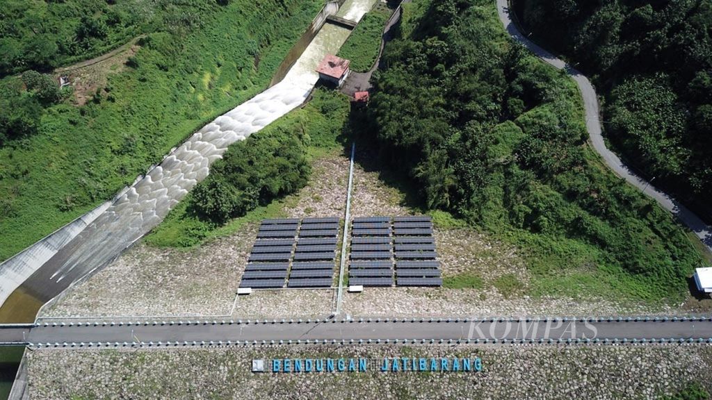 Sebanyak 936 panel surya yang menjadi proyek percontohan pembangkit listrik tenaga surya di Waduk Jatibarang, Kecamatan Gunungpati, Kota Semarang, Jawa Tengah, Selasa (26/3/2019). Selain panel surya, kawasan waduk juga memiliki fasilitas pembangkit listrik tenaga minihidro.