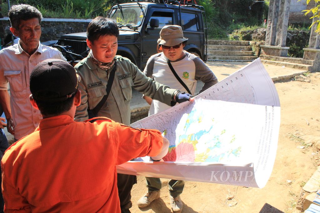Sejumlah petugas Badan Penanggulangan Bencana Daerah Kabupaten Kuningan dan Balai Taman Nasional Gunung Ciremai berkoordinasi untuk mencari seorang pendaki yang hilang di Gunung Ciremai, Kuningan, Jawa Barat, Senin (7/8/2023). 