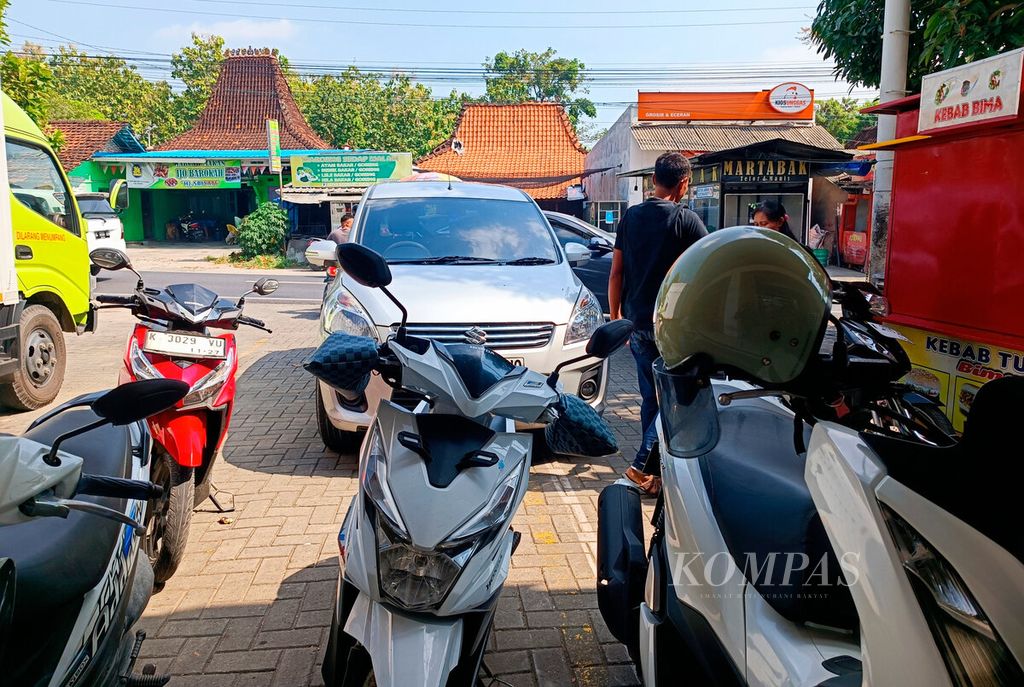 Salah satu motor tanpa pelat nomor digunakan warga beraktivitas di Kecamatan Sukolilo, Kabupaten Pati, Jawa Tengah, Rabu (12/6/2024).