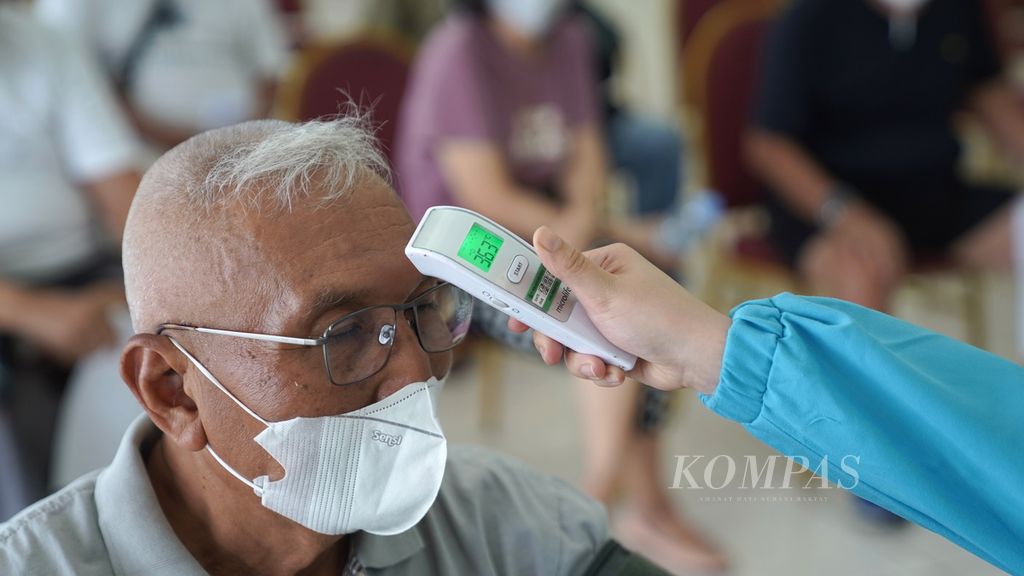 Warga lansia diukur suhu tubuhnya sebelum menjalani vaksinasi penguat kedua di Gelanggang Olahraga Pulogadung, Jakarta Timur, Kamis (24/11/2022). 