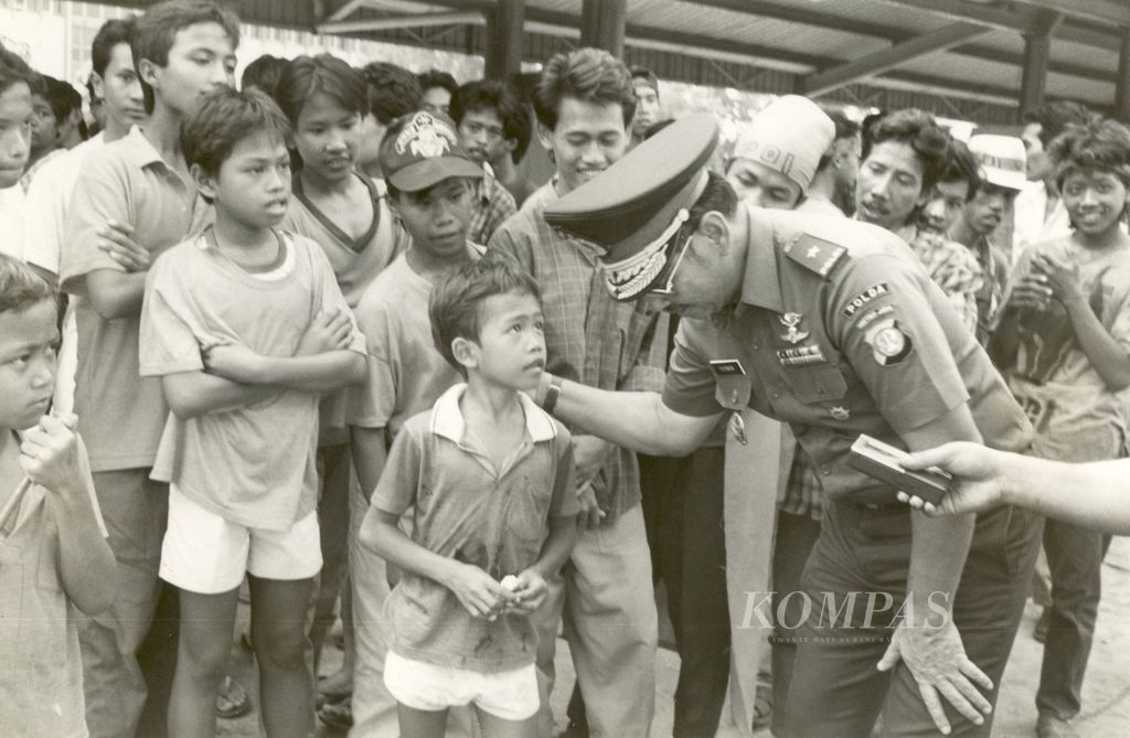 Wakil Kapolda Metro Jaya Brigjen (Pol) Drs Yusnan H Usman (kanan) bertanya kepada salah seorang anak yang ikut kampanye salah satu parpol saat kendaraan rombongannya digiring ke Mapolda Metro Jaya, Senin (18/5/1992). 